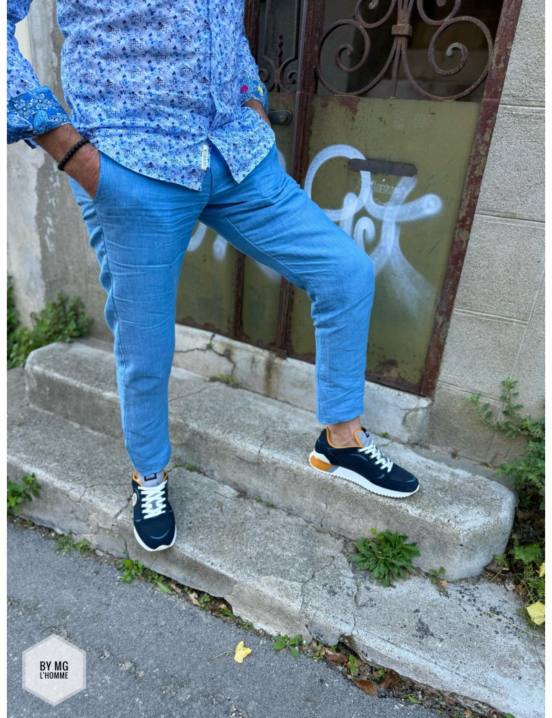 pantalon lin bleu de la marque Ganesh porté avec une chemise Ganesh eden liberty fleuris bleu